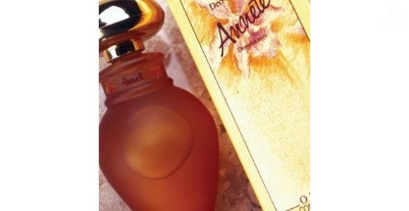 Muito antes dos perfumes gourmands dominarem o mercado, o Annete já conquistava mulheres com sua combinação elegante de flores, âmbar e madeiras, tornando-se um verdadeiro clássico dos anos 80