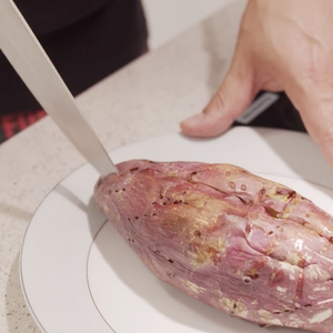 Depois de cozida, corte a batata-doce ao meio, com cuidado devido à sua temperatura