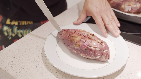 Depois de cozida, corte a batata-doce ao meio, com cuidado devido à sua temperatura