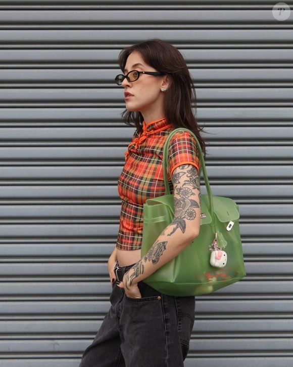 Um vídeo da influenciadora Luíza Schiavini mostra que o retorno dessa tendência ganhou ainda mais força com a popularização da Jelly Firkin, considerada um dupe da clássica bolsa Birkin, da Hermès