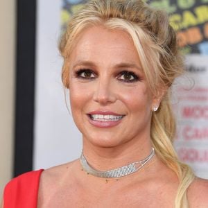 “Às vezes, eles acordavam à noite e a encontravam parada em silêncio na porta, observando-os dormir — 'Ah, vocês estão acordados?' — com uma faca na mão. Então, ela se virava e ia embora sem dar nenhuma explicação", disse Ferdeline em livro