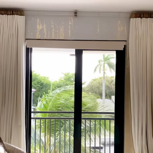 Quarto de Lionel Messi tem decoração minimalista e um pé-direito gigantesco que possibilita a iluminação natural