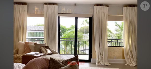 Quarto de Lionel Messi tem decoração minimalista e um pé-direito gigantesco que possibilita a iluminação natural
