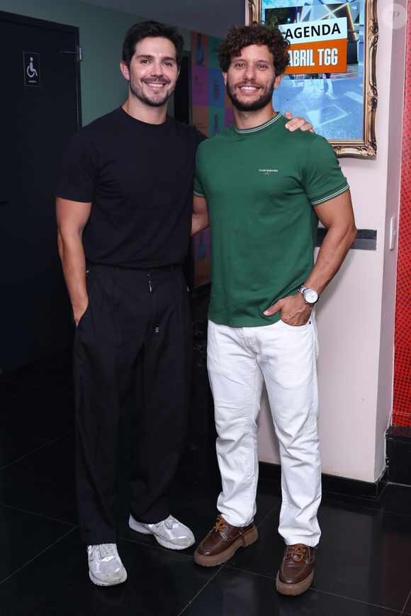 O casal Igor Cosso e Heron Leal em foto da pré-estreia da peça 'O Talento Ripley' em 6 de abril de 2026