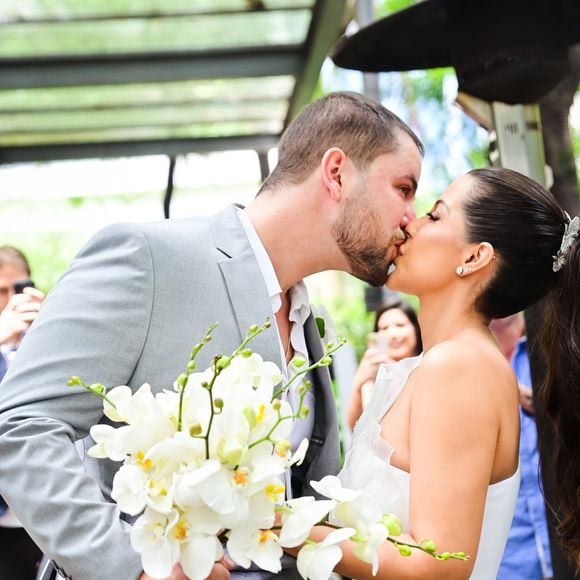 Casamento dos ex-BBB Laís Caldas e Gustavo Marsengo foi intimista, reunindo alguns amigos do casal e parte das famílias