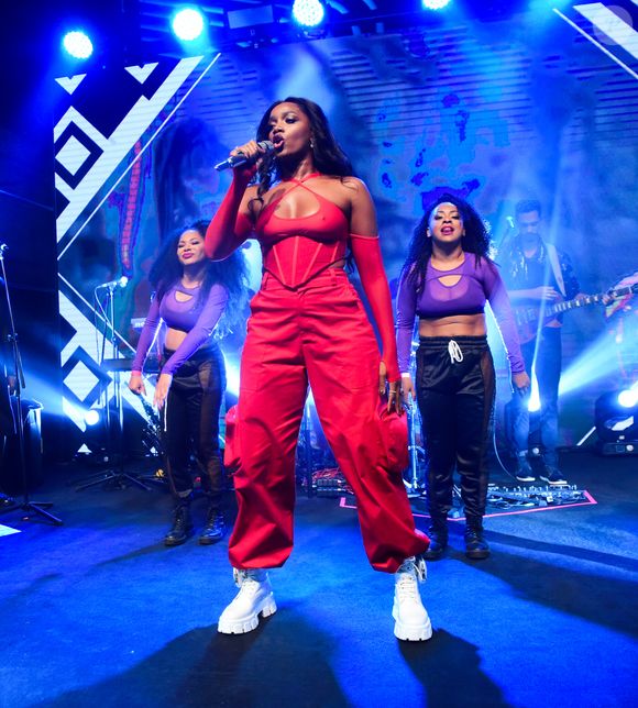 Corset usado por Iza marcou cintura fina da cantora