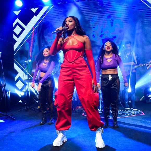 Corset usado por Iza marcou cintura fina da cantora