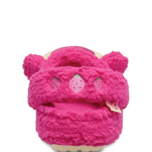 Outro detalhe curioso está na tira do calcanhar, que possui costura com morangos, uma referência direta ao personagem Lotso, conhecido por seu cheiro de morango silvestre no filme da Pixar