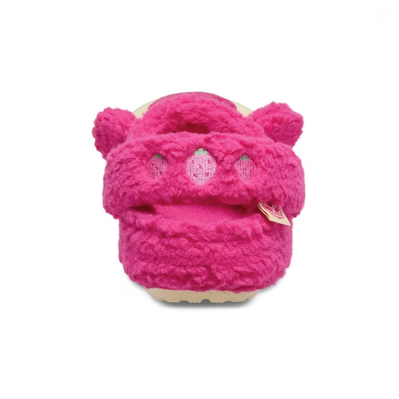 Outro detalhe curioso está na tira do calcanhar, que possui costura com morangos, uma referência direta ao personagem Lotso, conhecido por seu cheiro de morango silvestre no filme da Pixar