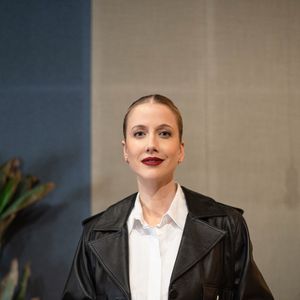 Segundo informações exclusivas do Estadão, mensagens extraídas do celular de Daniel Vorcaro, dono do Banco Master, indicariam que Gabriela Prioli tinha vídeos submetidos à aprovação da equipe de comunicação da instituição financeira. De acordo com a reportagem, o banqueiro também sugeria alterações nos roteiros das publicações da apresentadora