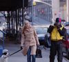 Na vida real, Carolyn Bessette, esposa de John F. Kennedy Jr., foi fotografada em 1998 enquanto passeava com seu cachorro usando o icônico casaco bege da Prada, peça que se tornaria um dos símbolos mais elegantes de seu estilo minimalista dos anos 90