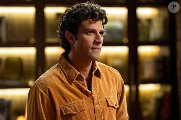 Pedro (Chay Suede) não sabe é que Adriana está diretamente envolvida no processo contra o advogado, acusado de assédio sexual.