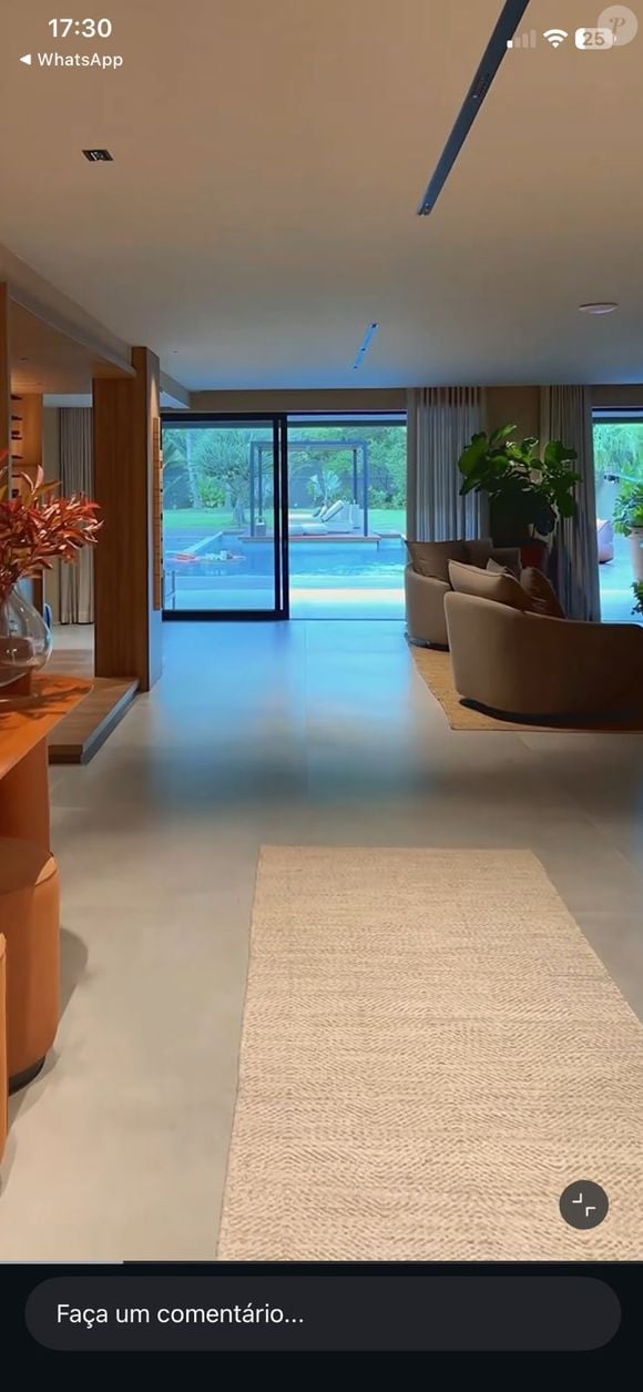 Com painéis de vidro e brises, a residência privilegia iluminação natural e integração entre os espaços internos e externos