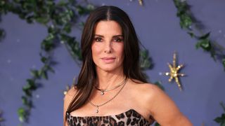 Esqueça a salada básica de alface com tomate: aos 62 anos, Sandra Bullock conta o segredo de sua alimentação saudável; uma salada proteica que é deliciosa e substitui uma refeição completa