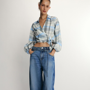 Calça jeans na Zara Brasil modelo barrel em tom de azul traz a cintura média, bolsos, além de fecho frontal com zíper e cinto fino, por apenas R$ 319,00.