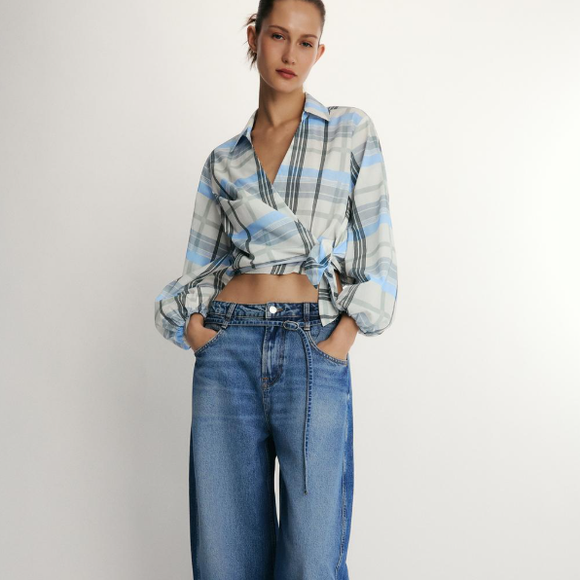 Calça jeans na Zara Brasil modelo barrel em tom de azul traz a cintura média, bolsos, além de fecho frontal com zíper e cinto fino, por apenas R$ 319,00.