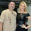 Em dia do 45º aniversário, Ana Hickmann beija marido, Edu Guedes, e reúne filhos deles em corrida de carros com mais casais e outros famosos. Fotos!