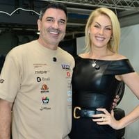 Em dia do 45º aniversário, Ana Hickmann beija marido, Edu Guedes, e reúne filhos deles em corrida de carros com mais casais e outros famosos. Fotos!