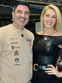 Em dia do 45º aniversário, Ana Hickmann beija marido, Edu Guedes, e reúne filhos deles em corrida de carros com mais casais e outros famosos. Fotos!