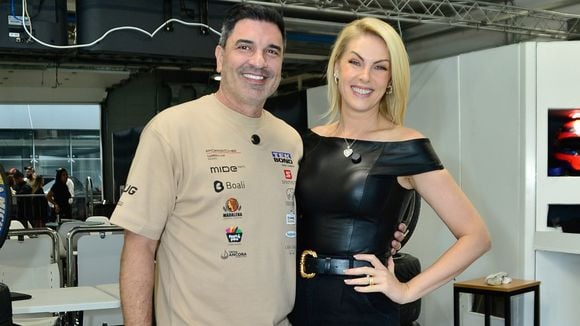 Em dia do 45º aniversário, Ana Hickmann beija marido, Edu Guedes, e reúne filhos deles em corrida de carros com mais casais e outros famosos. Fotos!