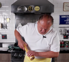 Para preparar a receita, comece temperando o frango e os legumes que serão usados nela
