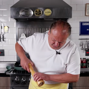 Para preparar a receita, comece temperando o frango e os legumes que serão usados nela