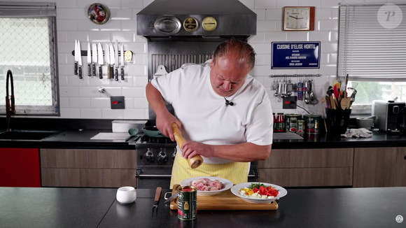 Para preparar a receita, comece temperando o frango e os legumes que serão usados nela
