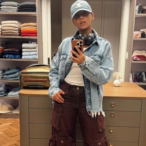 Nesse outfit, a calça marrom de Taís Araujo foi combinada com jeans em jaqueta e boné