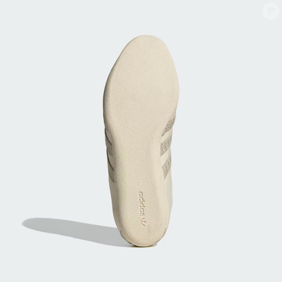 A silhueta ajustada ao formato dos pés aproxima o Adidas Tokyo da estética das sapatilhas de balé, enquanto a tonalidade creme de chantilly reforça a versatilidade do modelo para diferentes combinações do dia a dia