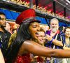 Carnaval 2025: Iza cumprimentou foliões e integrantes de escola de samba que se aproximavam
