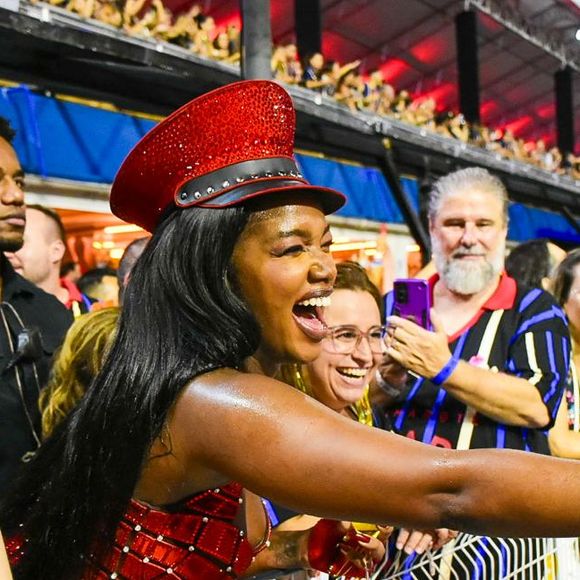 Carnaval 2025: Iza cumprimentou foliões e integrantes de escola de samba que se aproximavam