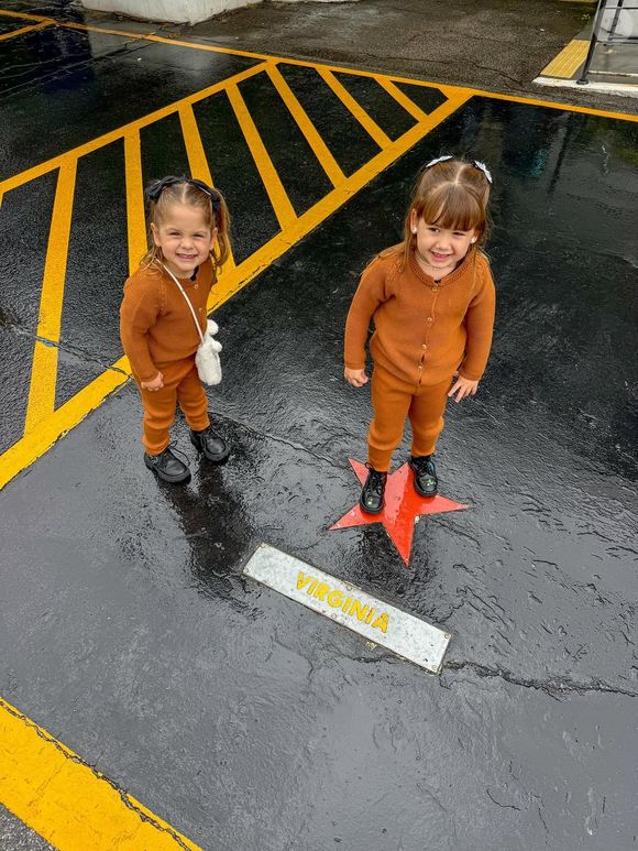 Maria Flor e Maria Alice visitaram o estúdio do programa da mãe pela primeira vez