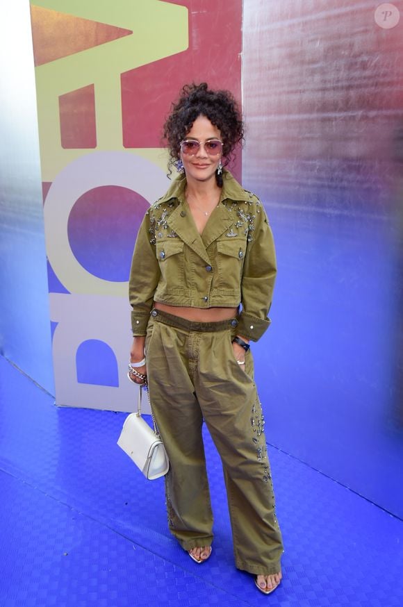 Rio Fashion Week 2026: Aline Borges apostou na elegância com um look de jaqueta cropped e calça wide leg com pedrarias
