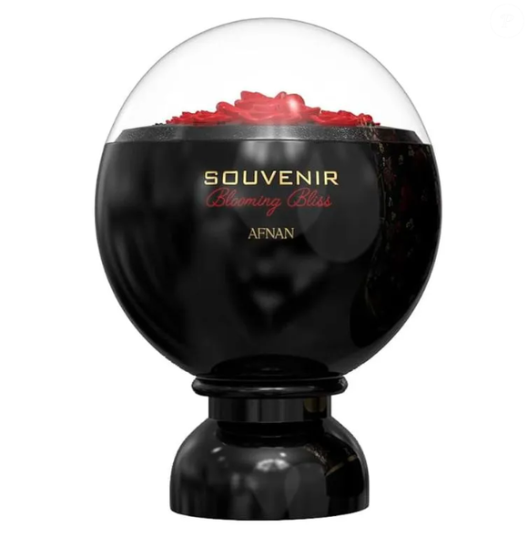 O perfume árabe Souvenir Blooming Bliss, de Afnan, carrega notas florais, doces e delicadas, além da presença de baunilha.