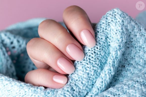 Esmalte rosa pálido é uma das cores que mais ganham elogios no ambiente corporativo