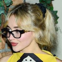 Sabrina Carpenter aposta em jeans destroyed e top estilo lenço com estampa retrô para jantar na véspera de show no Lollapalooza 2026. Fotos!