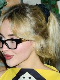 Sabrina Carpenter aposta em jeans destroyed e top estilo lenço com estampa retrô para jantar na véspera de show no Lollapalooza 2026. Fotos!