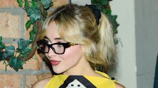 Sabrina Carpenter aposta em jeans destroyed e top estilo lenço com estampa retrô para jantar na véspera de show no Lollapalooza 2026. Fotos!