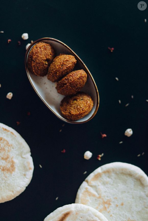 Grão-de-bico e fava, que compõem o falafel, são ricos em proteínas vegetais e fibras, o que ajuda no bom funcionamento do intestino e a manter a saciedade por mais tempo