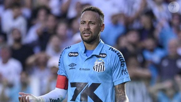 Neymar, visivelmente irritado, se revolta com jornalistas após suposta ofensa em vitória do Santos: 'Se vocês querem respeito...'