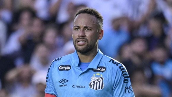 'Vacilão': Neymar, visivelmente chateado, se irrita com jornalistas após suposta ofensa em vitória do Santos. 'Se vocês querem respeito...'