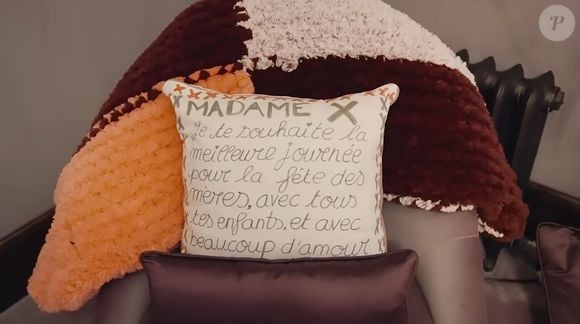 A manta de crochê feita por Esther, filha de Madonna, que ela deu para a mãe em seu aniversário