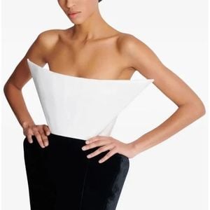 Look de Maiara rouba a cena por ter extremidades pontiagudas que dão sensação de modernidade e elegância ao mesmo tempo