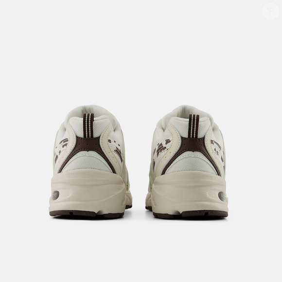 A estrutura segmentada da entressola dos New Balance 530 integra o conjunto de características que aproximam o modelo de sua inspiração original nos calçados de corrida. Na proposta atual, o design também ganha espaço nas produções urbanas