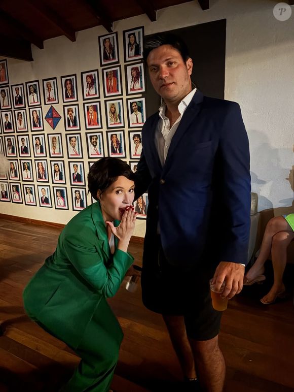 De conjunto social verde, Bia encarnou Fátima Bernardes, enquanto Caio foi o William Bonner de bermuda - e com direito a cabelo grisalho