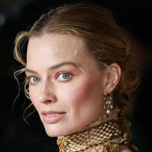 Para completar a produção, Margot Robbie apostou em joias de Jessica McCormack e broches de arquivo da maison Boucheron, incluindo peças icônicas do início do século XX que deram um ar histórico e sofisticado à première