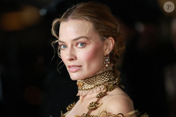 Para completar a produção, Margot Robbie apostou em joias de Jessica McCormack e broches de arquivo da maison Boucheron, incluindo peças icônicas do início do século XX que deram um ar histórico e sofisticado à première