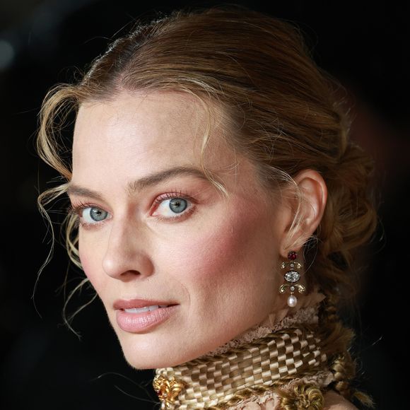 Para completar a produção, Margot Robbie apostou em joias de Jessica McCormack e broches de arquivo da maison Boucheron, incluindo peças icônicas do início do século XX que deram um ar histórico e sofisticado à première