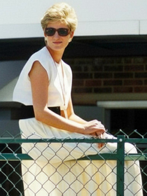 Arezzo se inspira em Lady Di para criar scarpins slingback bicolor, estilo Chanel, que a eterna Princesa de Gales não tirava dos pés