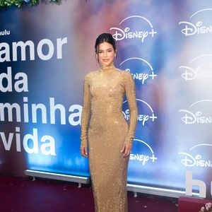 Referência de estilo de Bruna Marquezine, o vestido dourado também pode inspirar produções em que o brilho aparece como protagonista, enquanto o tênis entra para deixar o visual mais descomplicado